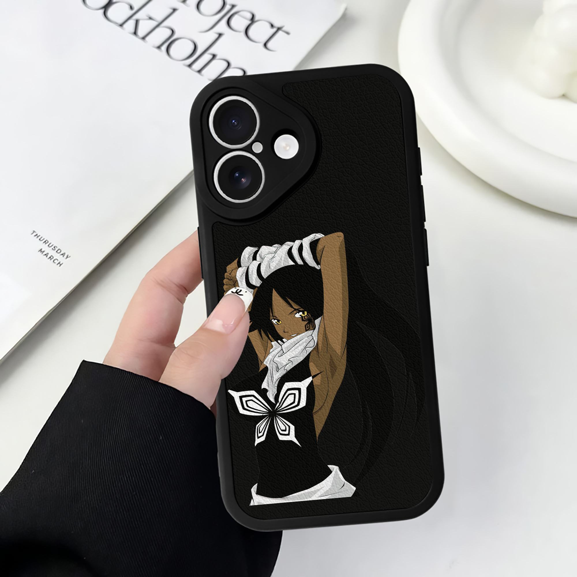 （画像用） ブリーチ 四楓院 夜一（しほういん よるいち） BLEACH Shihouin Yoruichi 【iPhone 16シリーズ対応】シリコンスマホケース（レザー調） 材質：シリコン